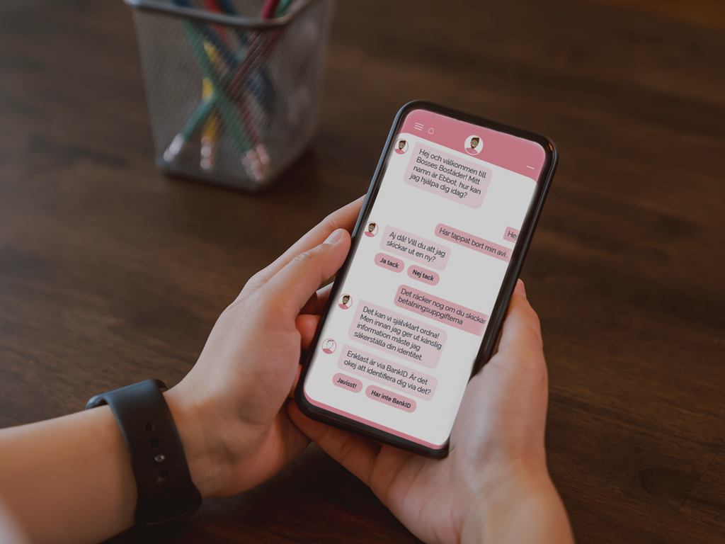 Person håller i mobil där chat med Hello Ebbot syns