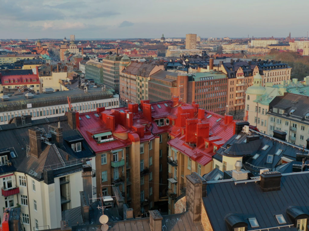 Stockholm ovanifrån, fokus på lägenhetshus med rött tak