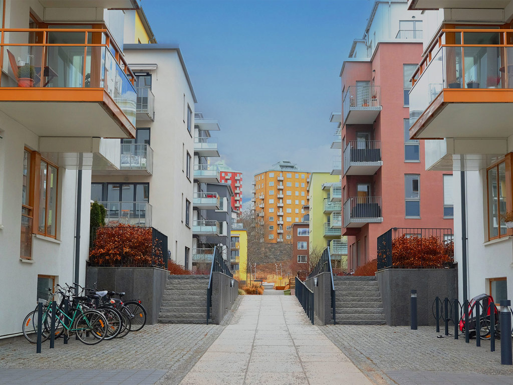 Gata med hus i olika färger på vardera sida